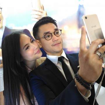 Komentar Afgan dan Pevita Pearce Selfie Pakai Vivo V5 Plus