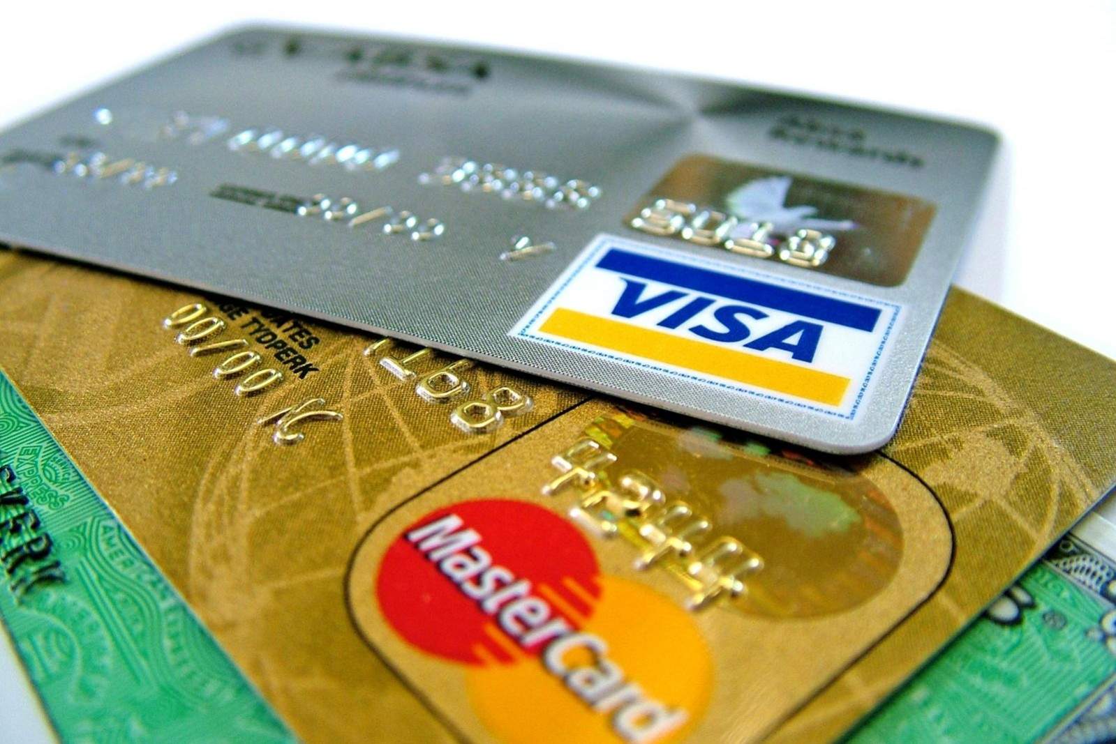 memilih kartu kredit pertama