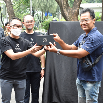 Serah Terima Pertama Motor Listrik Alva One di Indonesia