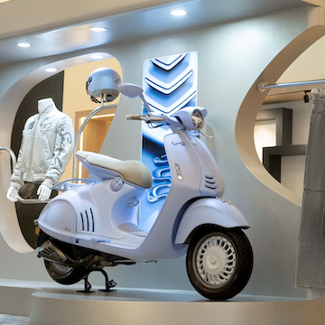 Vespa Buka Pop-up Store Mewah di Pacific Place Mall, Hadirkan Vespa 946 Snake