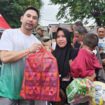 OPPO Berbagi Makanan Buka Puasa untuk Korban Banjir di Bekasi